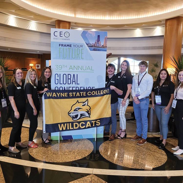 职业学者 students in CEO attend a conference in Florida