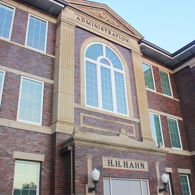 The Hahn Administration building at 博彩网站推荐