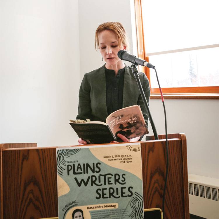 A featured author reads from her selections during the 平原作家系列