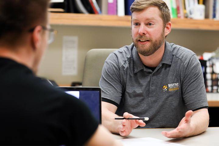 A career coach meets with a student at 职业服务