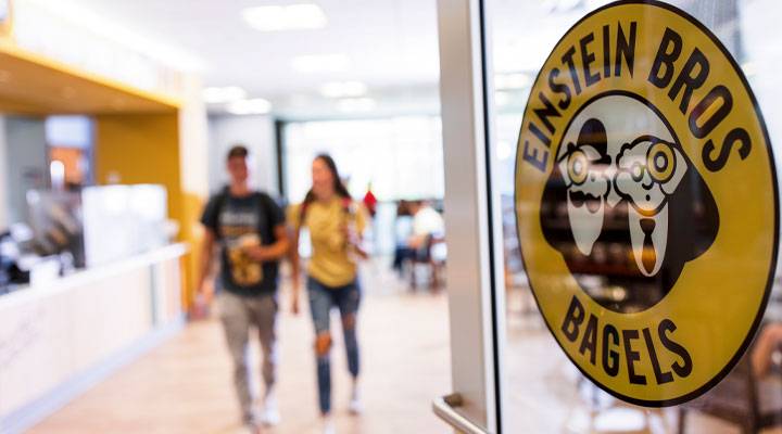 Entrance to 爱因斯坦兄弟百吉饼 in the library