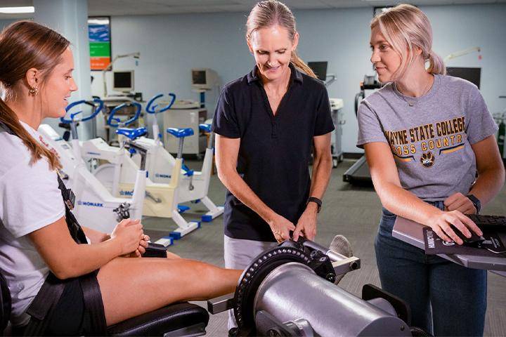 Dr. Kris Fox works with students in the HHPS lab