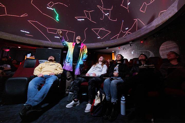 Dr. Todd Young leads a show at the Fred G. Dale Planetarium at 博彩网站推荐