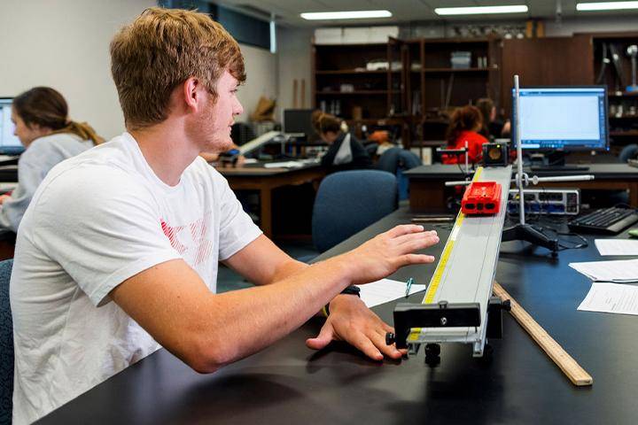 WSC students work in a physics lab