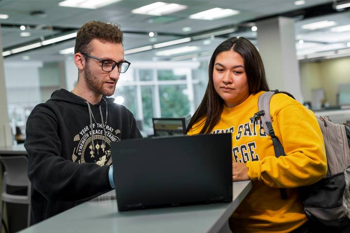 校园服务中心 in the library