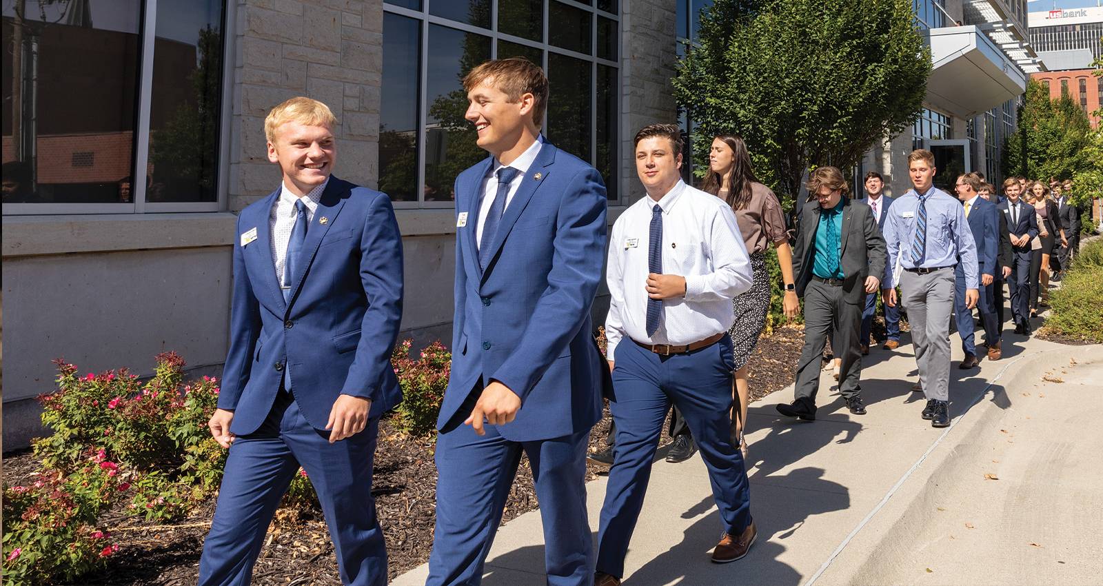 A group of 职业学者 students on a visit to the state capitol