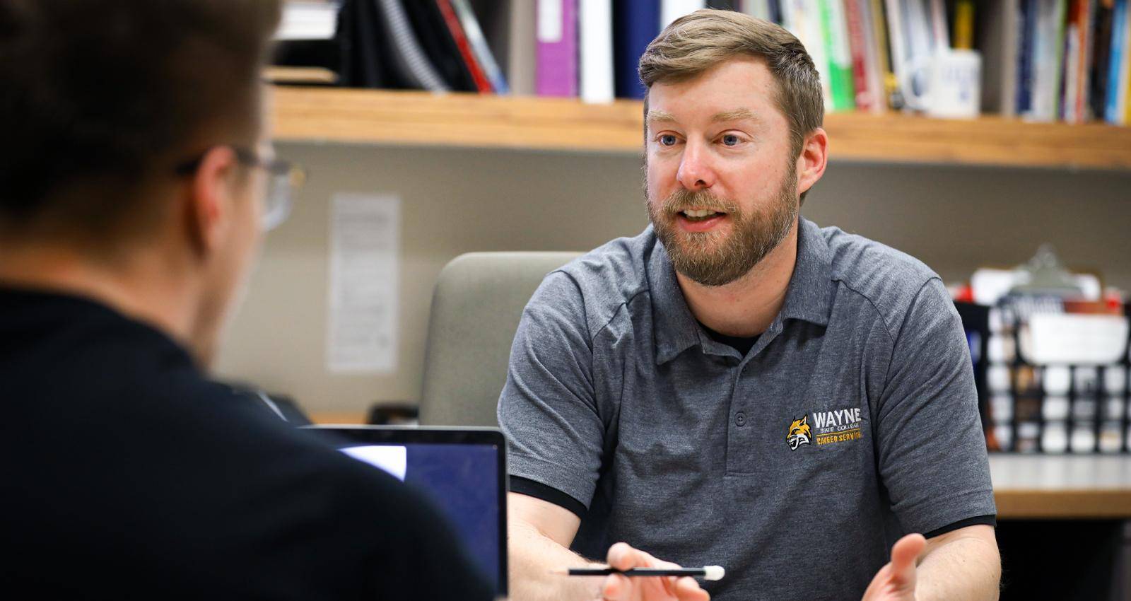 A member of the WSC 就业服务团队