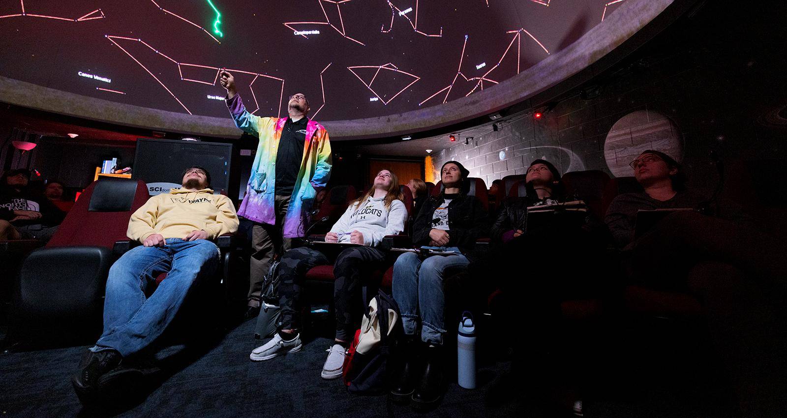 托德·杨博士 instructs students in an astronomy class.