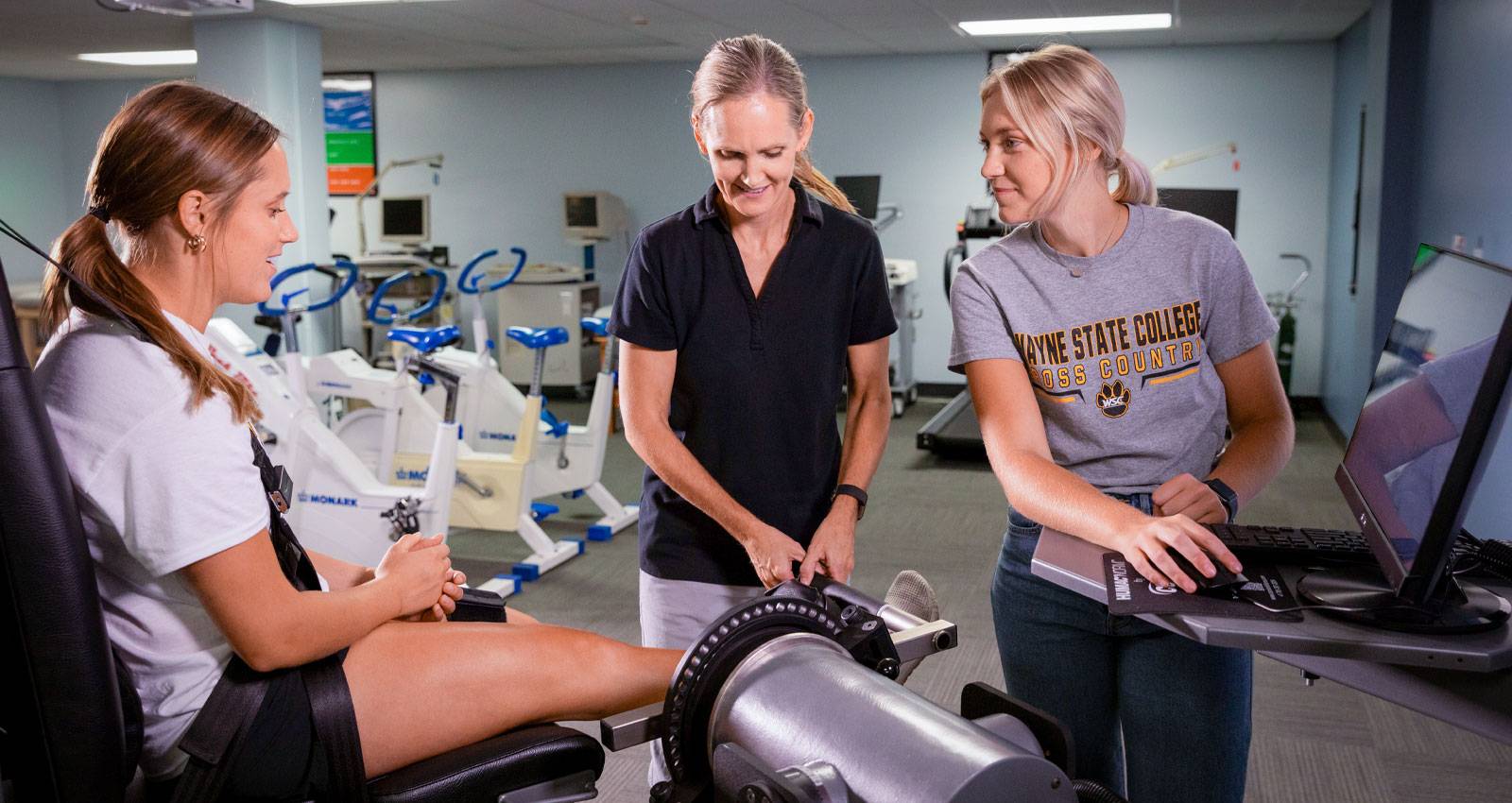 教授 Kris Fox instructs students in WSC's HHPS lab.
