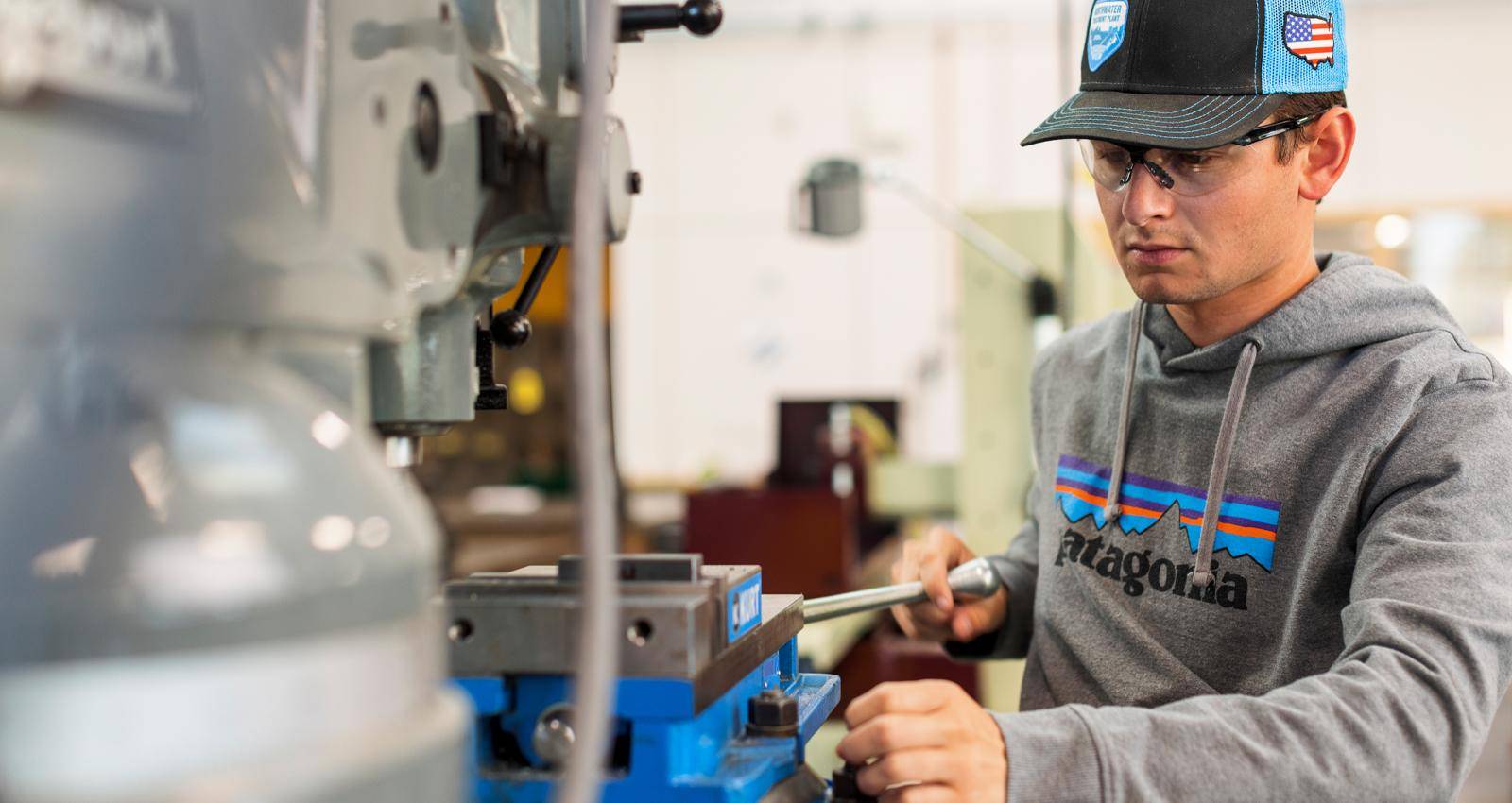 A student in the 工业技术 program works in a lab