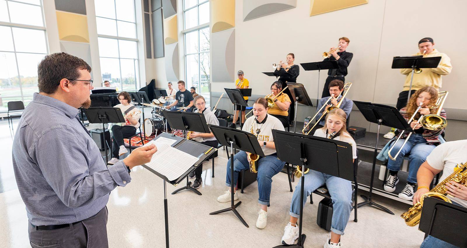 教授 Genslinger instructs students in the 音乐系