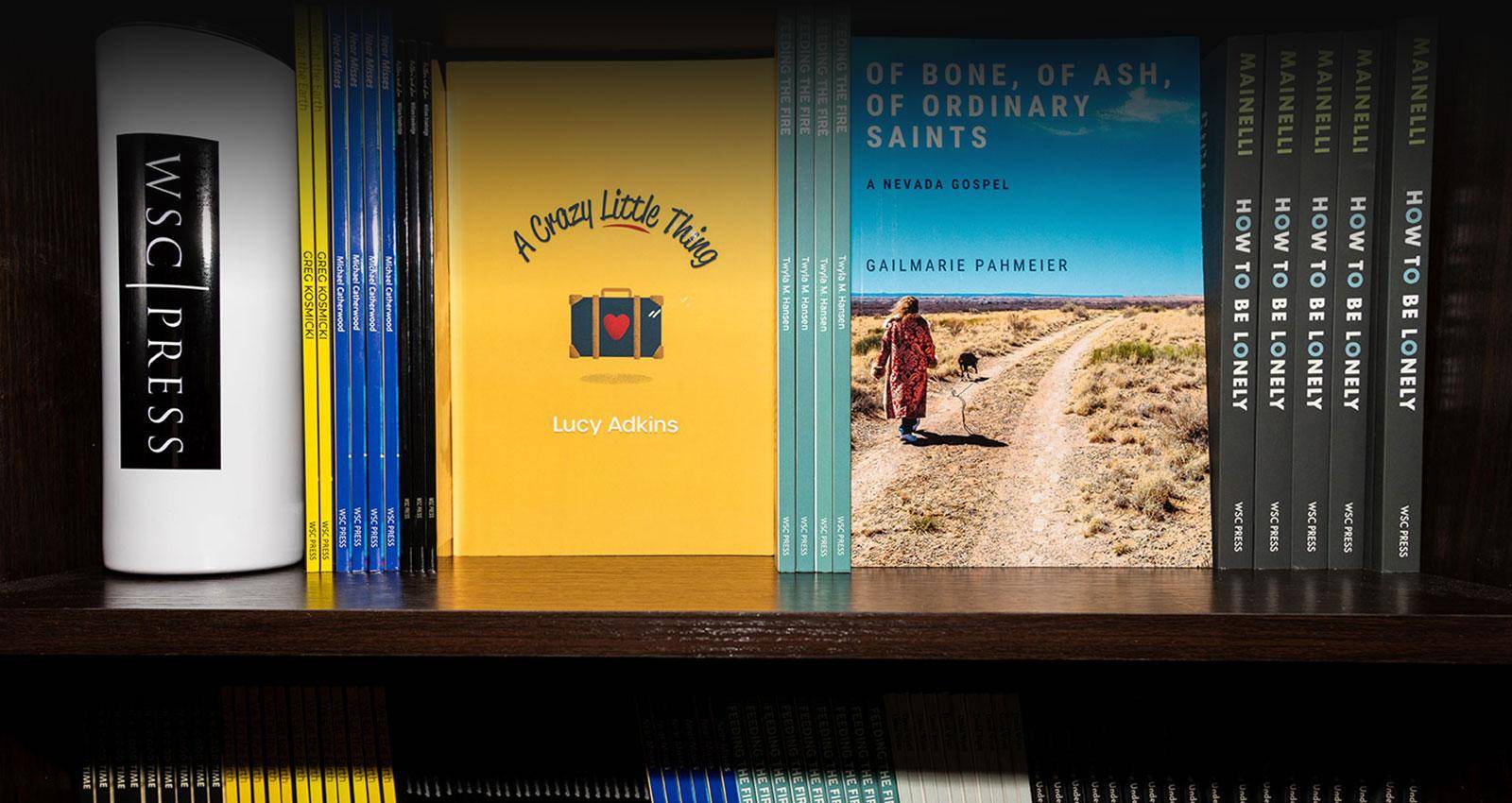 WSC新闻 publications on a bookshelf