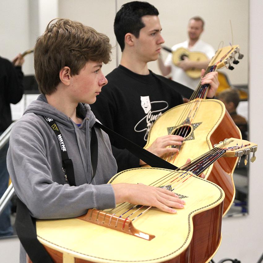 Students learn guitar at Wayne State